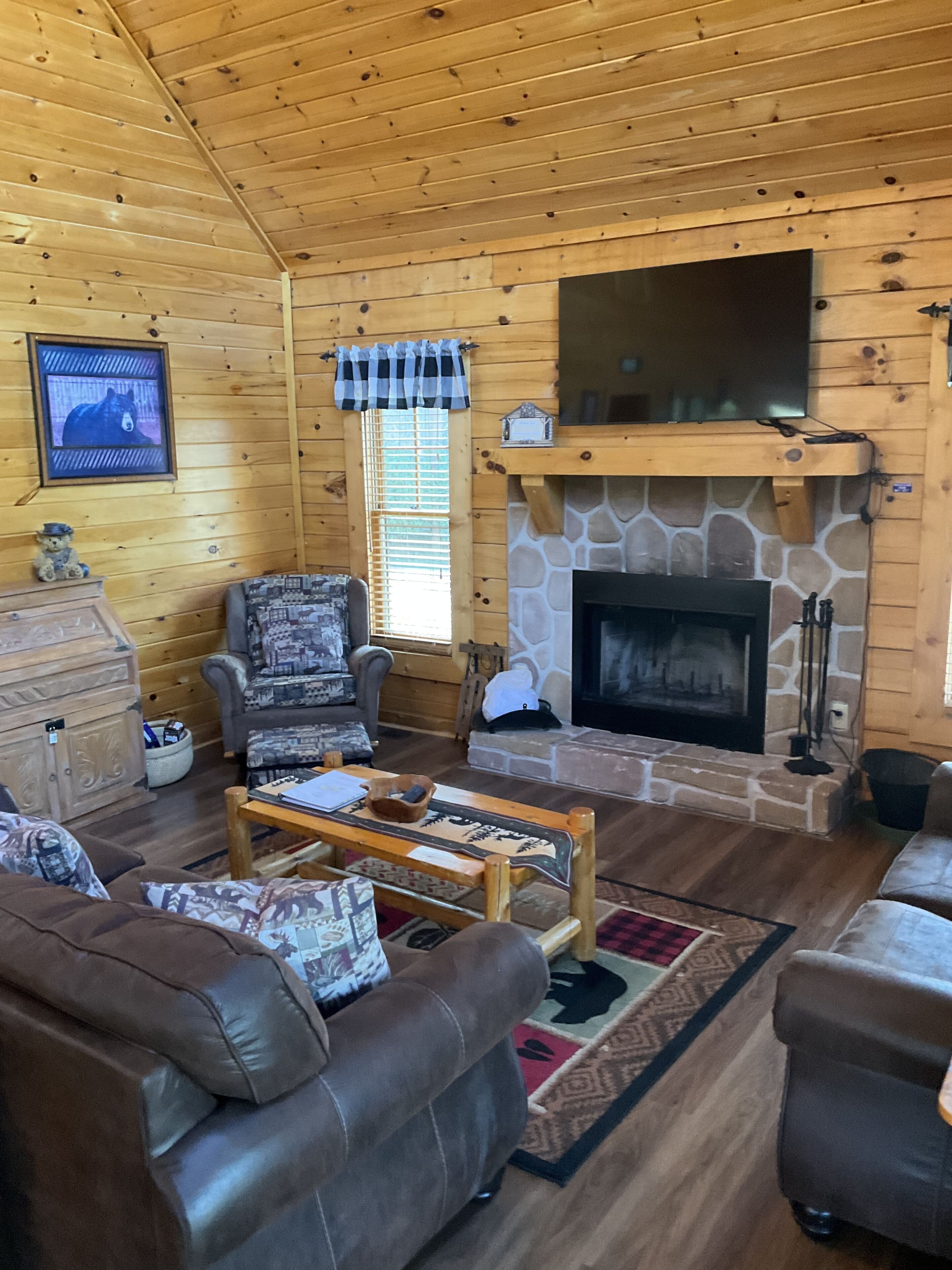 Cozy 2 bed / 2 bath cabin with hot tub & Mountain Views!  3 miles to Dollywood!
