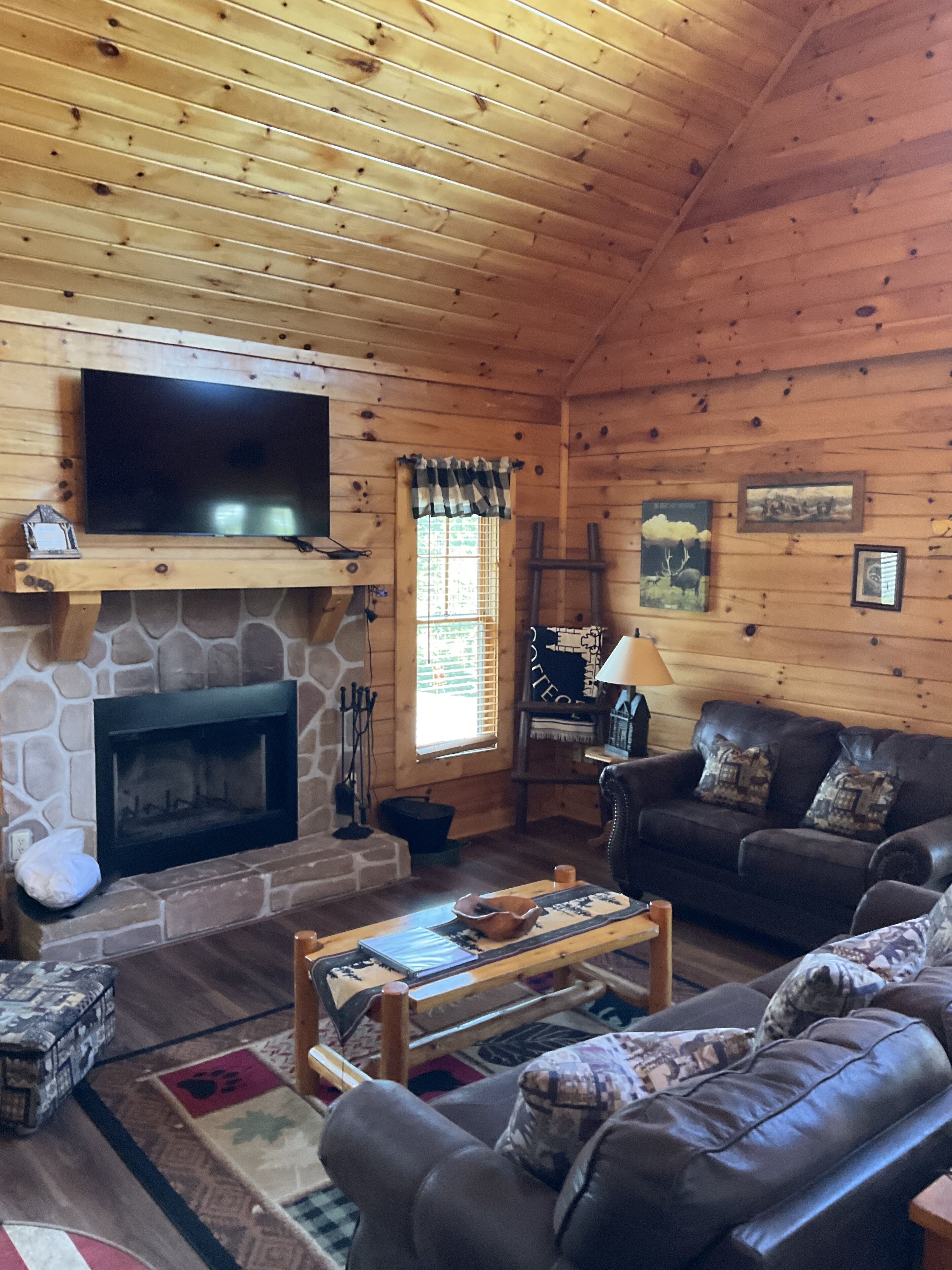 Cozy 2 bed / 2 bath cabin with hot tub & Mountain Views!  3 miles to Dollywood!
