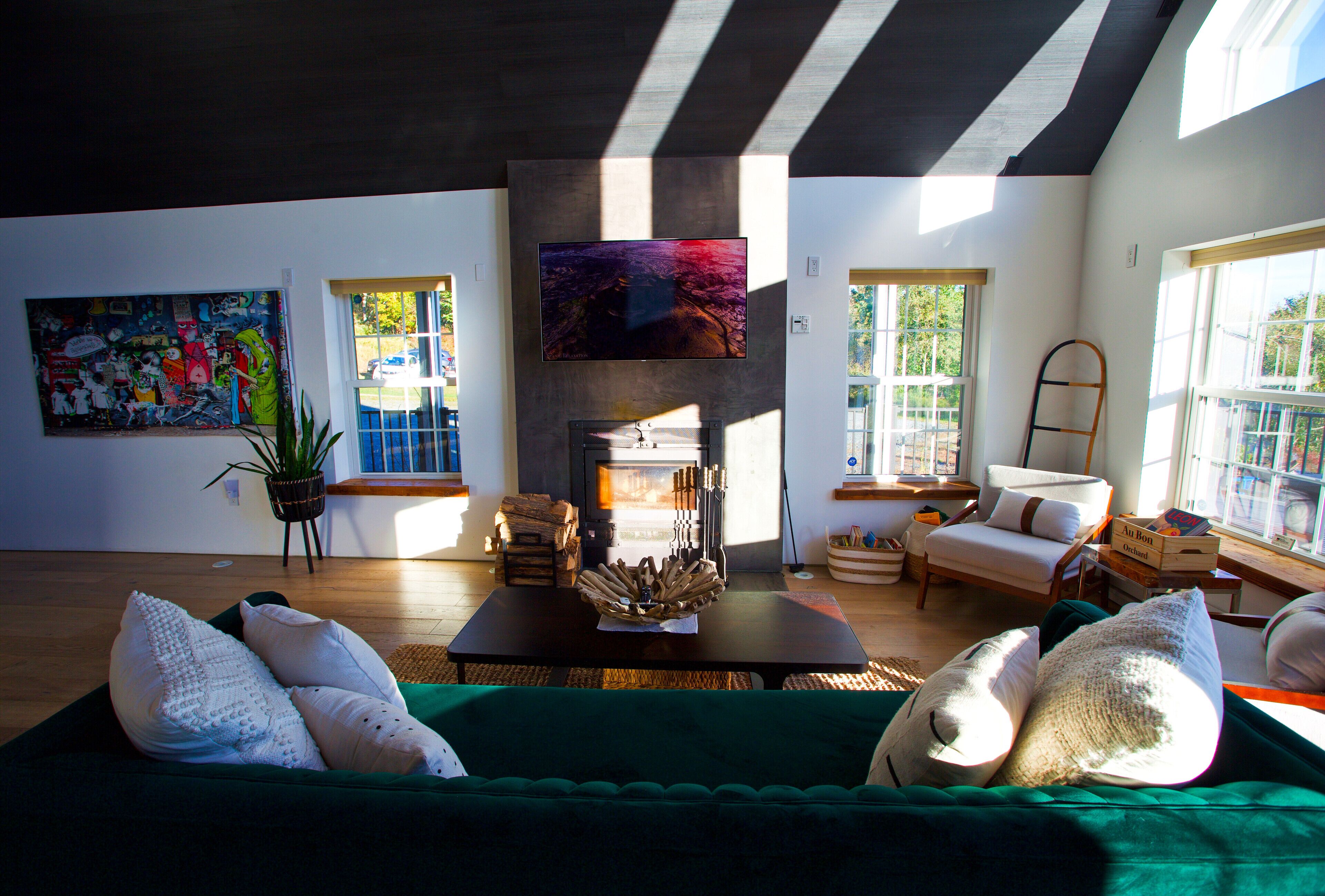 Au Bon Orchard - Catskills Mountain Views/Private Heated Pool and Jacuzzi