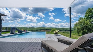 Una piscina al aire libre, una piscina climatizada