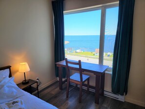 Zimmer, 1 Queen-Bett, eigenes Bad, Meerblick | 1 Schlafzimmer, hochwertige Bettwaren, individuell eingerichtet