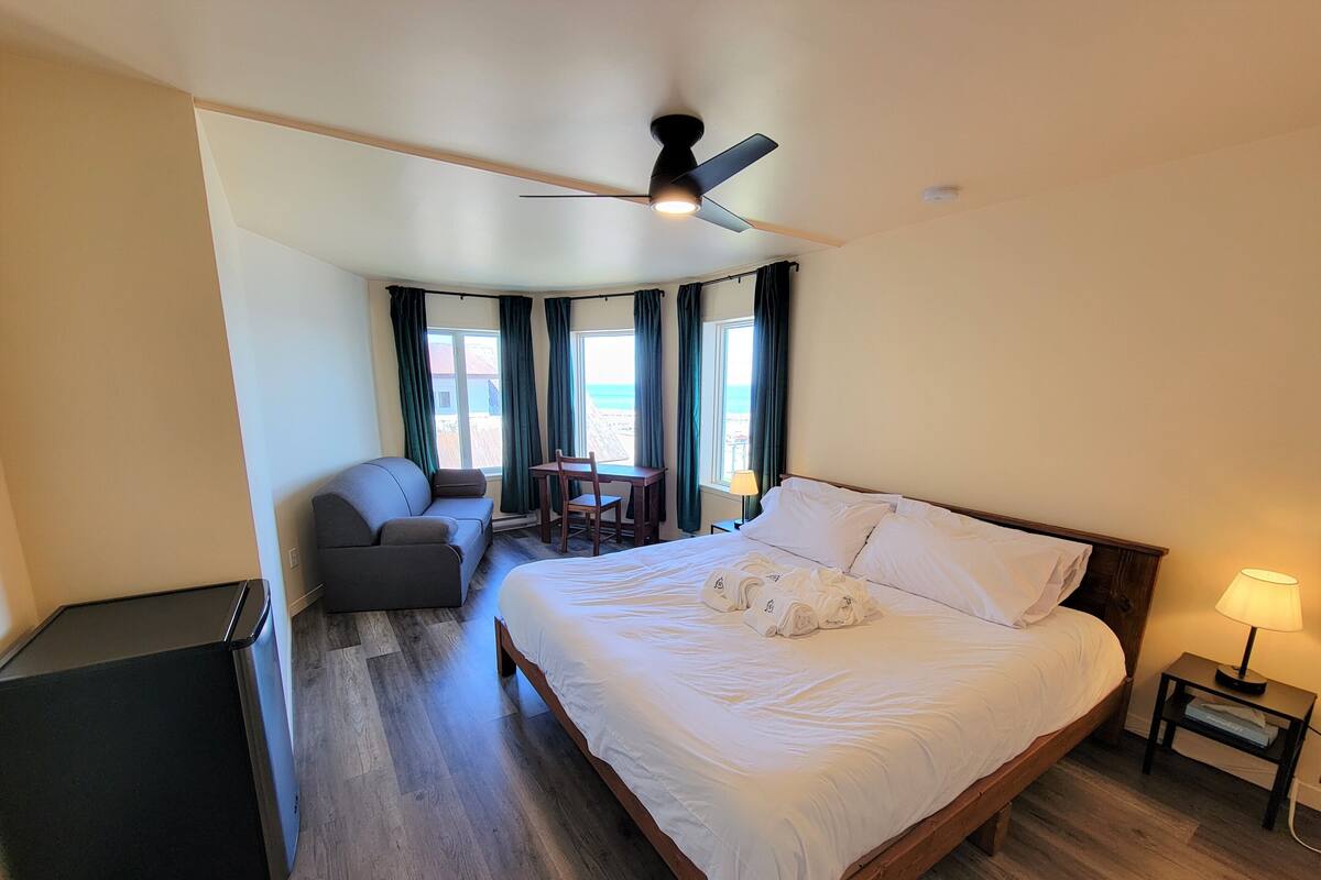 Zimmer, 1 King-Bett und Schlafsofa, eigenes Bad, Meerblick | 1 Schlafzimmer, hochwertige Bettwaren, individuell eingerichtet