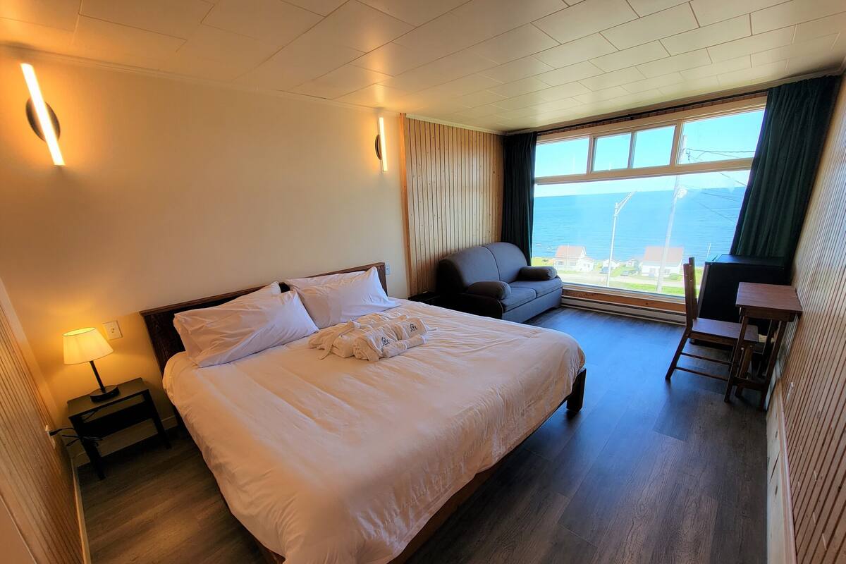 Zimmer, 1 King-Bett und Schlafsofa, eigenes Bad, Meerblick | 1 Schlafzimmer, hochwertige Bettwaren, individuell eingerichtet