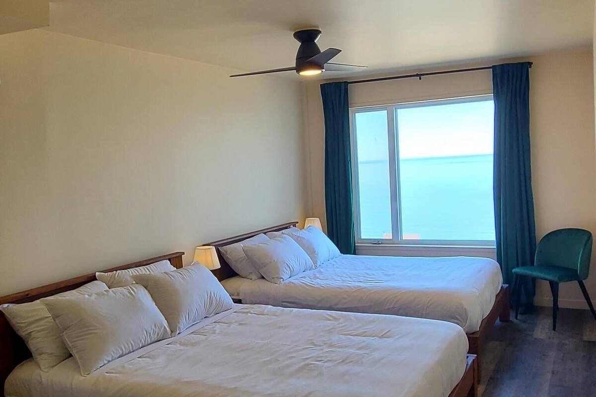 Zimmer, 2 Queen-Betten, eigenes Bad, Meerblick | 1 Schlafzimmer, hochwertige Bettwaren, individuell eingerichtet