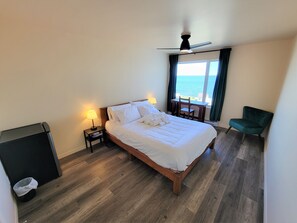 Zimmer, 1 Queen-Bett, eigenes Bad, Meerblick | Hochwertige Bettwaren, individuell eingerichtet, kostenloses WLAN