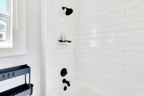 Haartrockner, Handtücher, Seife, Shampoo