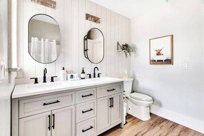 Hair dryer, towels, soap, shampoo - Downtown Paso Robles, King Beds, Newly Renovated (Paso Robles)