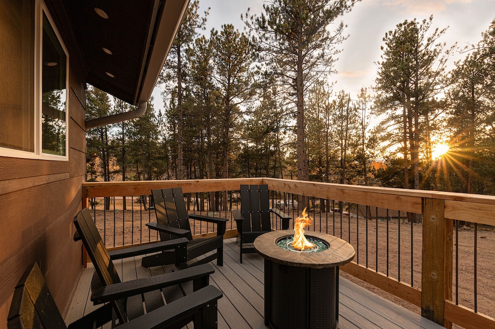 Charming, Dog-friendly Cabin Nestled at 8500 feet!