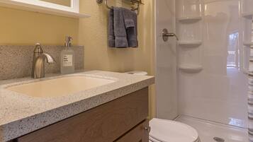 Een douche, handdoeken, toiletpapier