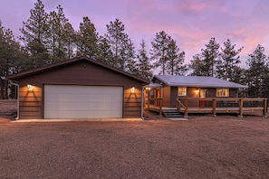 Exterior - Dog-friendly Cabin - The Fossil Lodge (Florissant)