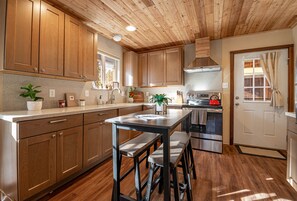 Fridge, microwave, oven, stovetop - Dog-friendly Cabin - The Fossil Lodge (Florissant)