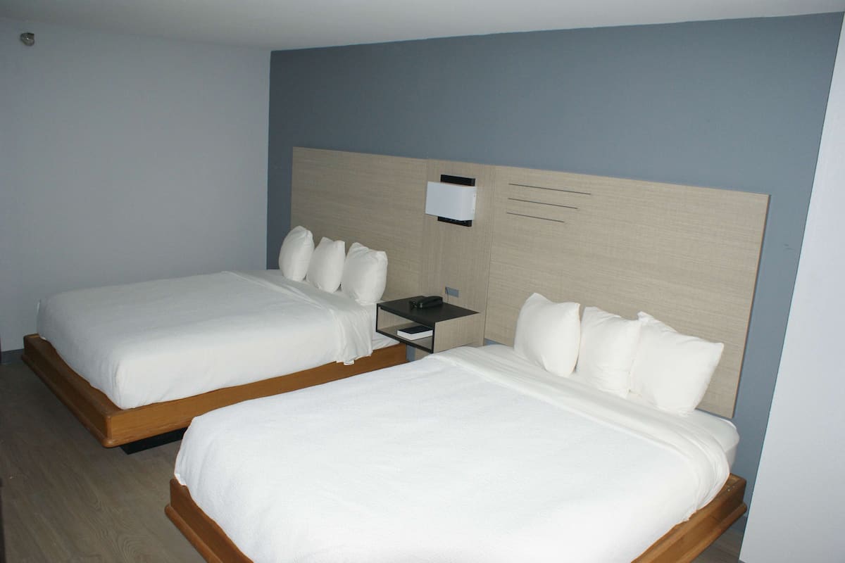 Pillowtop-Betten, Schreibtisch, laptopgeeigneter Arbeitsplatz