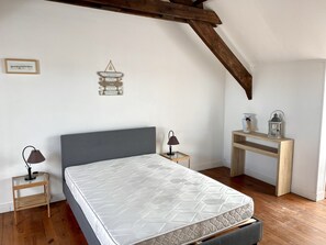 2 habitaciones, escritorio y tabla de planchar con plancha 