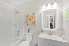Ensemble douche/baignoire, sèche-cheveux, serviettes fournies, savon
