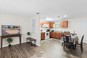 Fridge, microwave, oven, stovetop - The Downtown Retreat One (Ocala)
