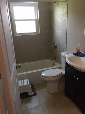 Combined shower/tub, hair dryer, towels