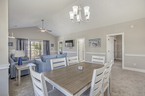 Dining - Spacious and Comfortable 2BR/2BA Condo with Pool View near Beach and Golf (Myrtle Beach)