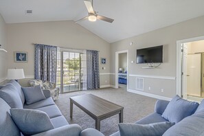 Smart TV - Spacious and Comfortable 2BR/2BA Condo with Pool View near Beach and Golf (Myrtle Beach)