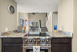 Fridge, microwave, oven, stovetop - New private hot tub, beautiful surroundings, very large deck. Fall is coming! (Gatlinburg)