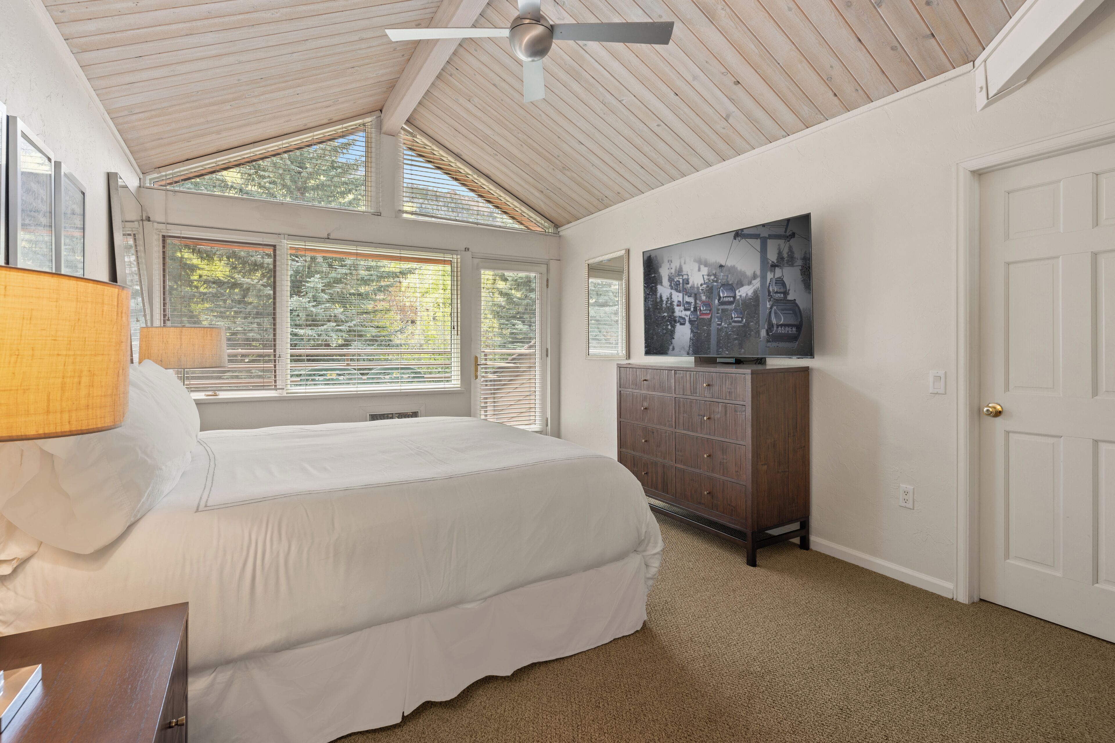 3 dormitorios, tabla de planchar con plancha, cuna de viaje