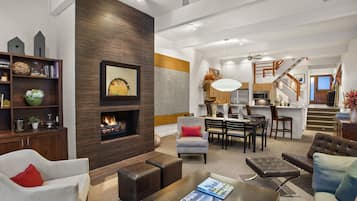 Una Smart TV, una chimenea