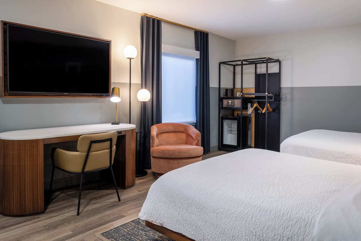 Chambre Standard, 2 grands lits (Communications Accessible) | Literie de qualité, lit avec matelas à plateau-coussin, coffre-fort