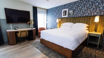 Sengetøy av topp kvalitet, senger med overmadrass og safe på rommet