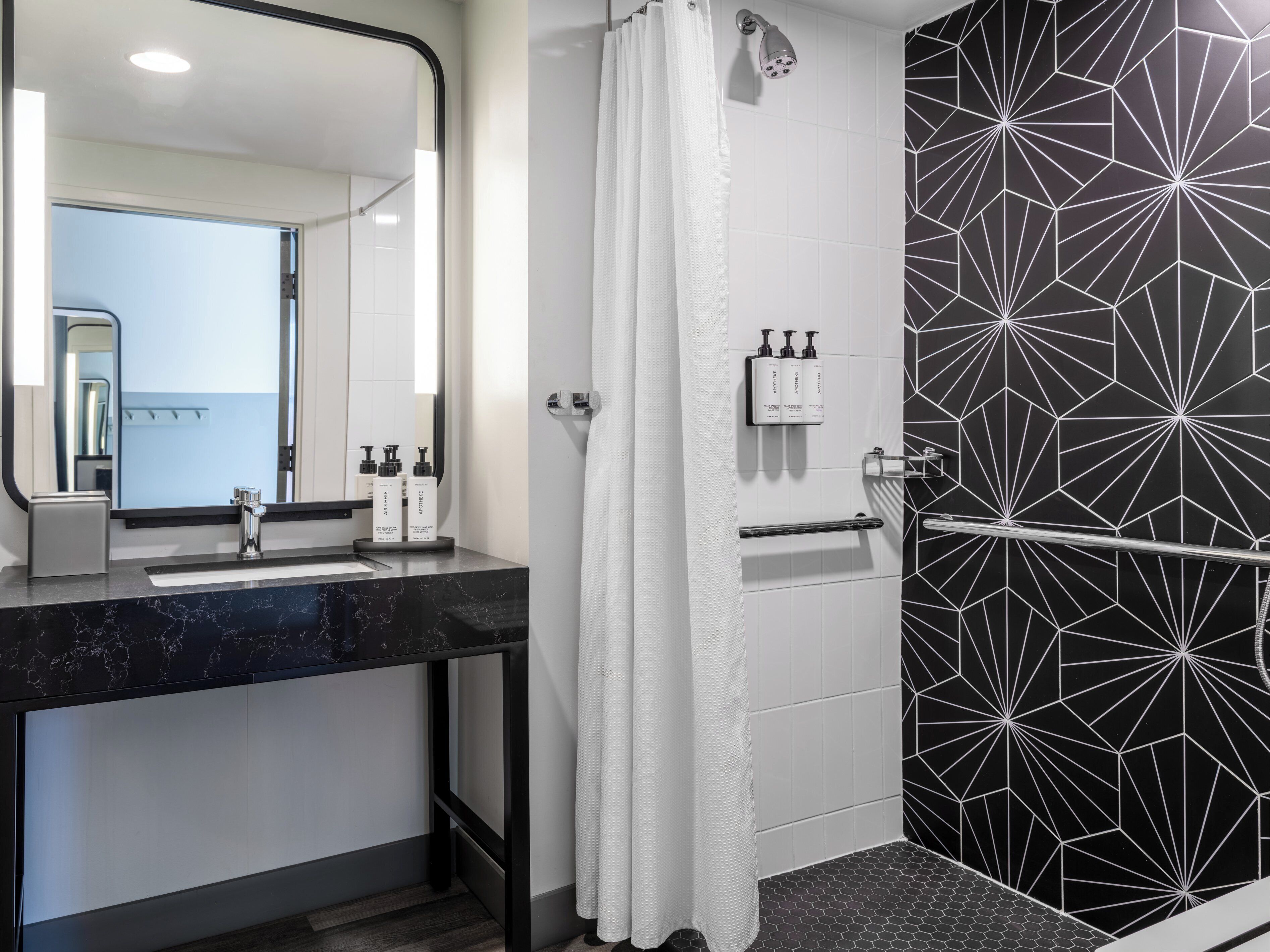 Habitación estándar, 1 cama de matrimonio grande, ducha con asiento (Mobility Accessible) | Ropa de cama de alta calidad y colchones con acolchado adicional