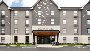 Un bâtiment moderne doté d’une grande entrée et d’une enseigne indiquant : « The Darwin ».