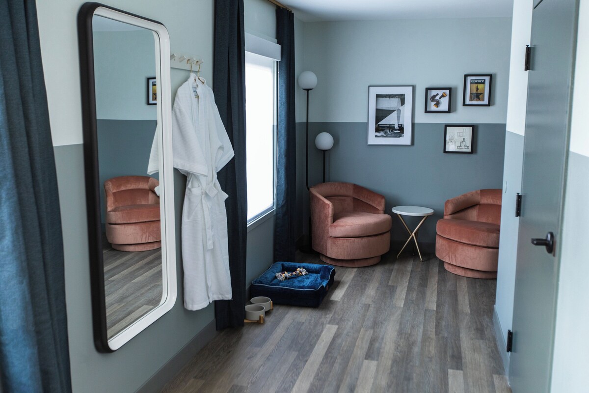Suite, 2 Queen Beds (Darwin) | Premium bedding, pillowtop beds, in-room safe, desk