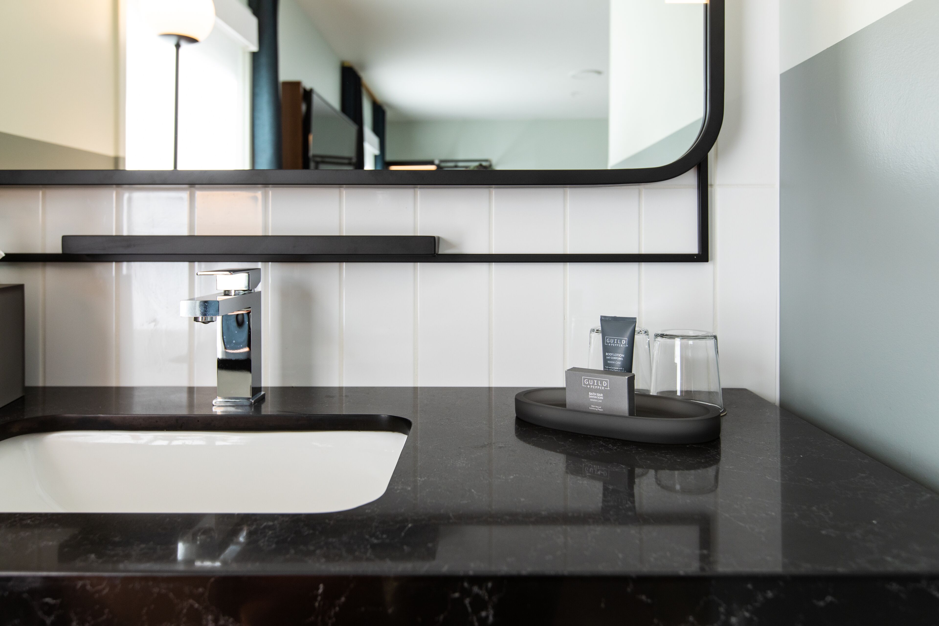 Articles de toilette (gratuits), séchoir à cheveux, serviettes fournies