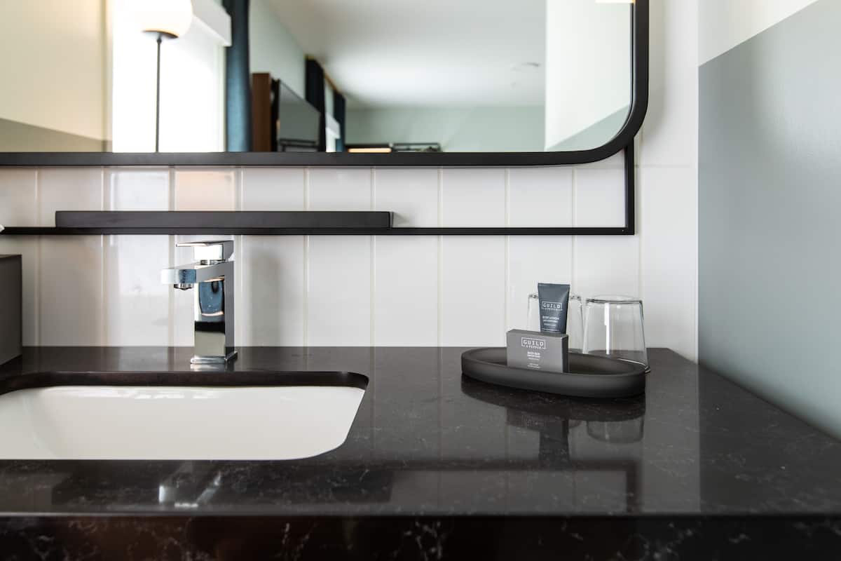 Articles de toilette (gratuits), séchoir à cheveux, serviettes fournies