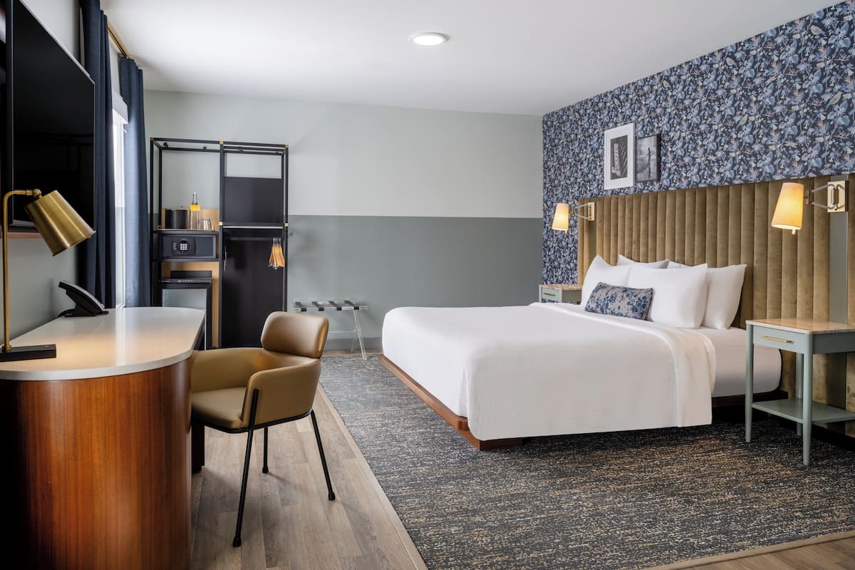 Chambre Prestige | Literie de qualité, lit avec matelas à plateau-coussin, coffre-fort