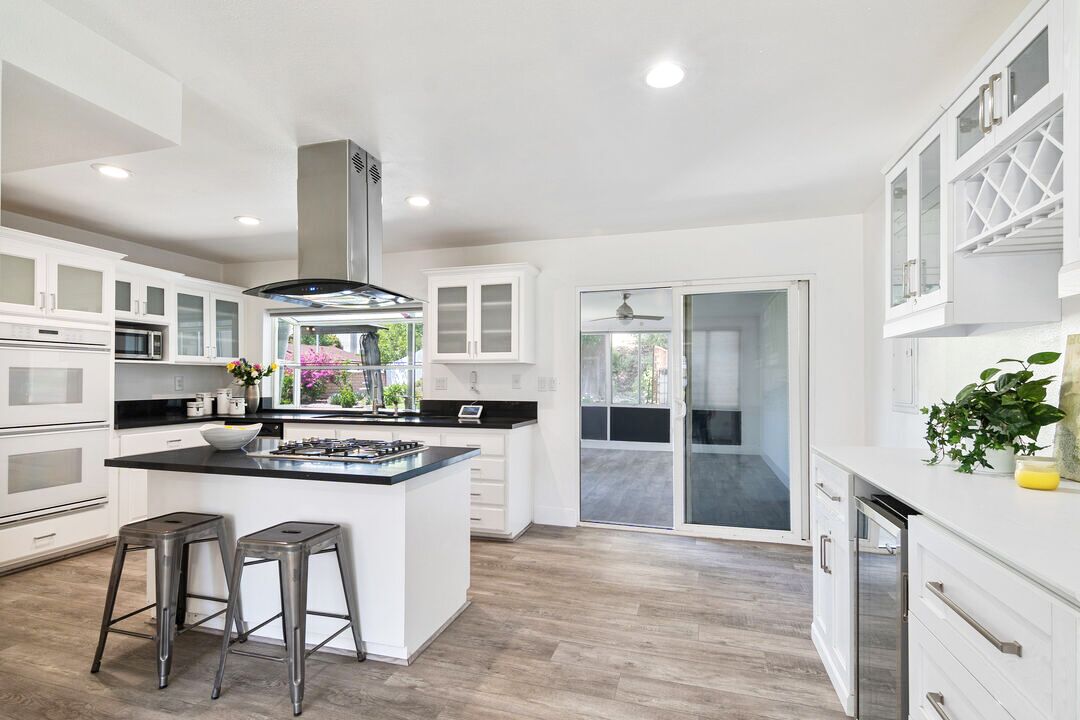 Modern 3BR Home with Private Backyard - West Hills