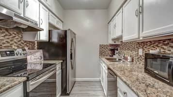 Kjøleskap, mikrobølgeovn, ovn og kokeplater