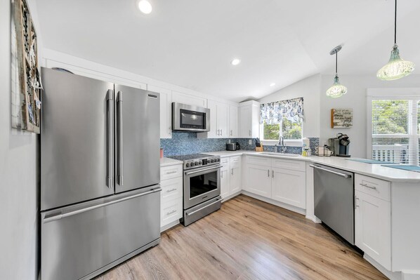 Fridge, microwave, oven, stovetop - ☀️350yd2Beach-Patio-Bikes-Firepit-30A-Dunestruck☀️ (Santa Rosa Beach)