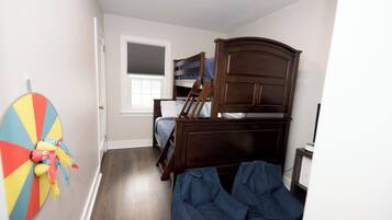 5 bedrooms, desk, iron/ironing board, travel crib