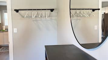 5 bedrooms, desk, iron/ironing board, travel crib