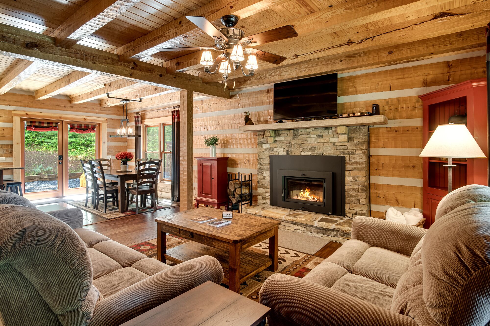 Secluded Log Cabin/Fire Pit/King Bed/Wood-burning Fireplace/Wi-Fi