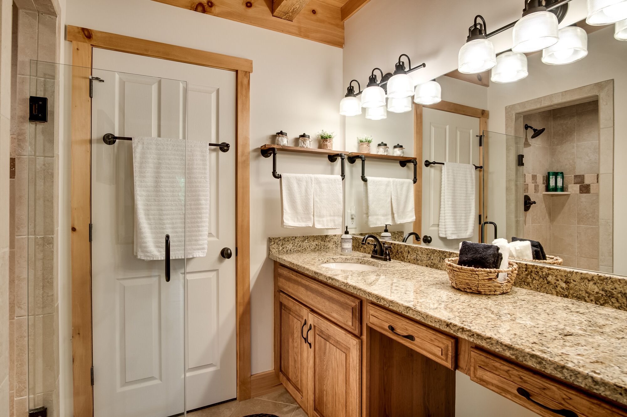 Secluded Log Cabin/Fire Pit/King Bed/Wood-burning Fireplace/Wi-Fi