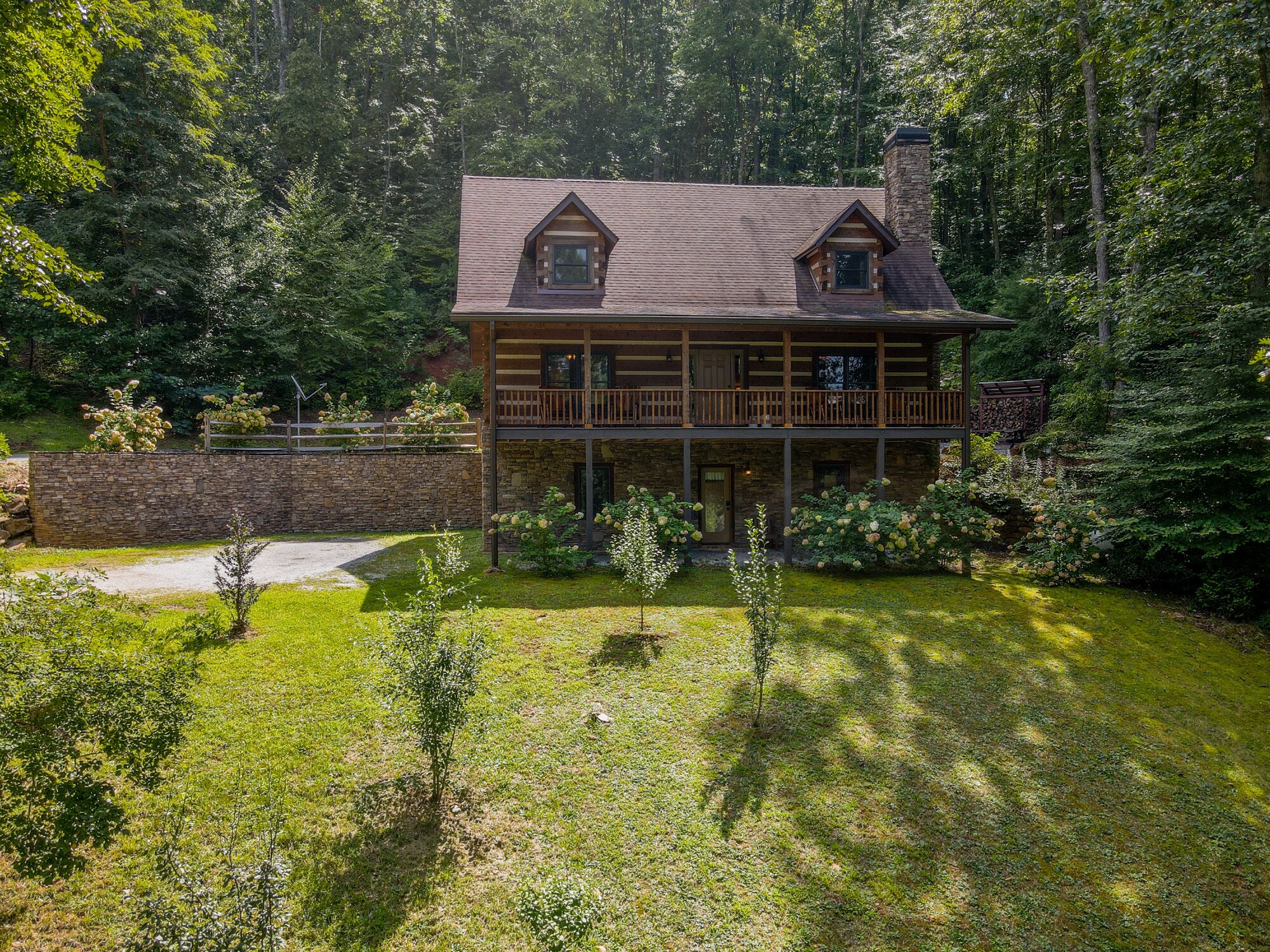 Secluded Log Cabin/Fire Pit/King Bed/Wood-burning Fireplace/Wi-Fi