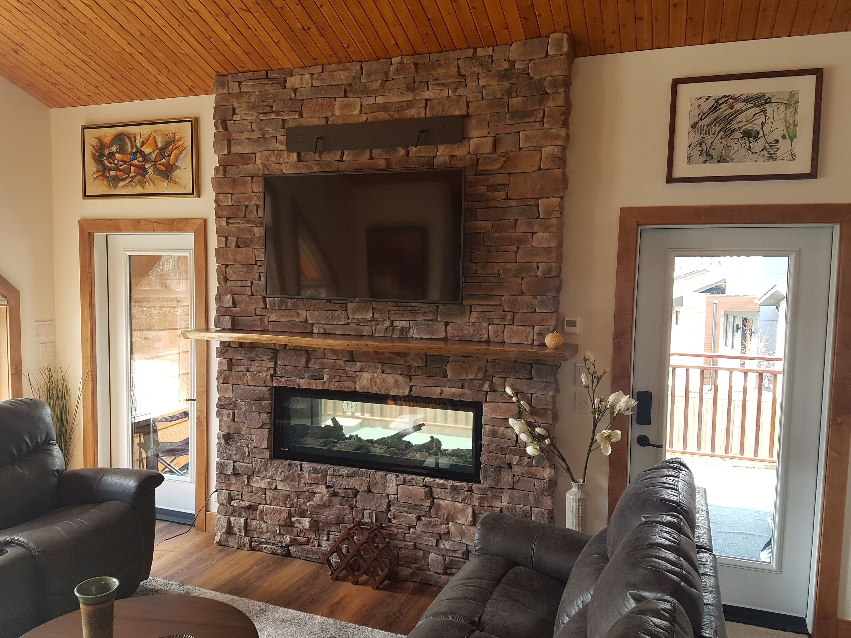Luxury rustic chalet near Lake Simcoe, perfect for family and friends getaways