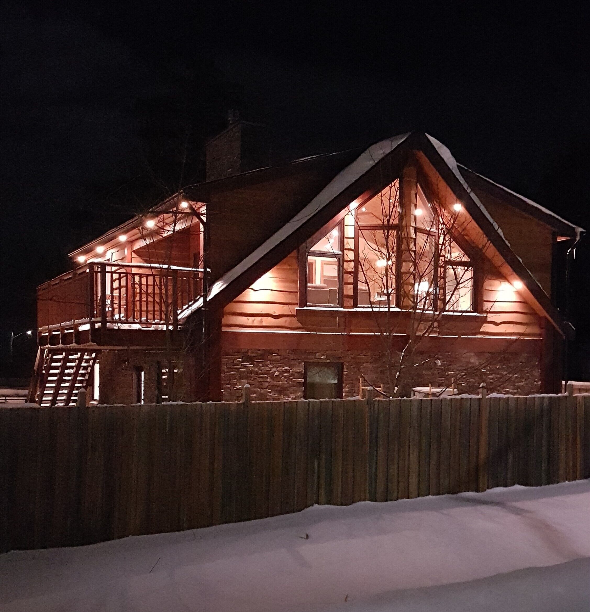 Luxury rustic chalet near Lake Simcoe, perfect for family and friends getaways