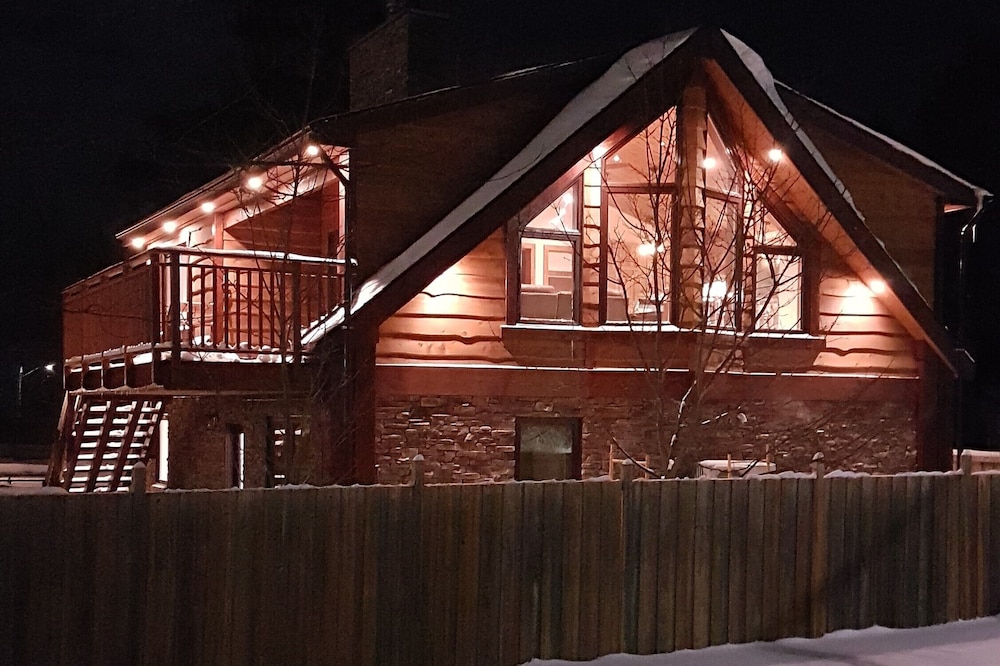 Luxury rustic chalet near Lake Simcoe, perfect for family and friends getaways