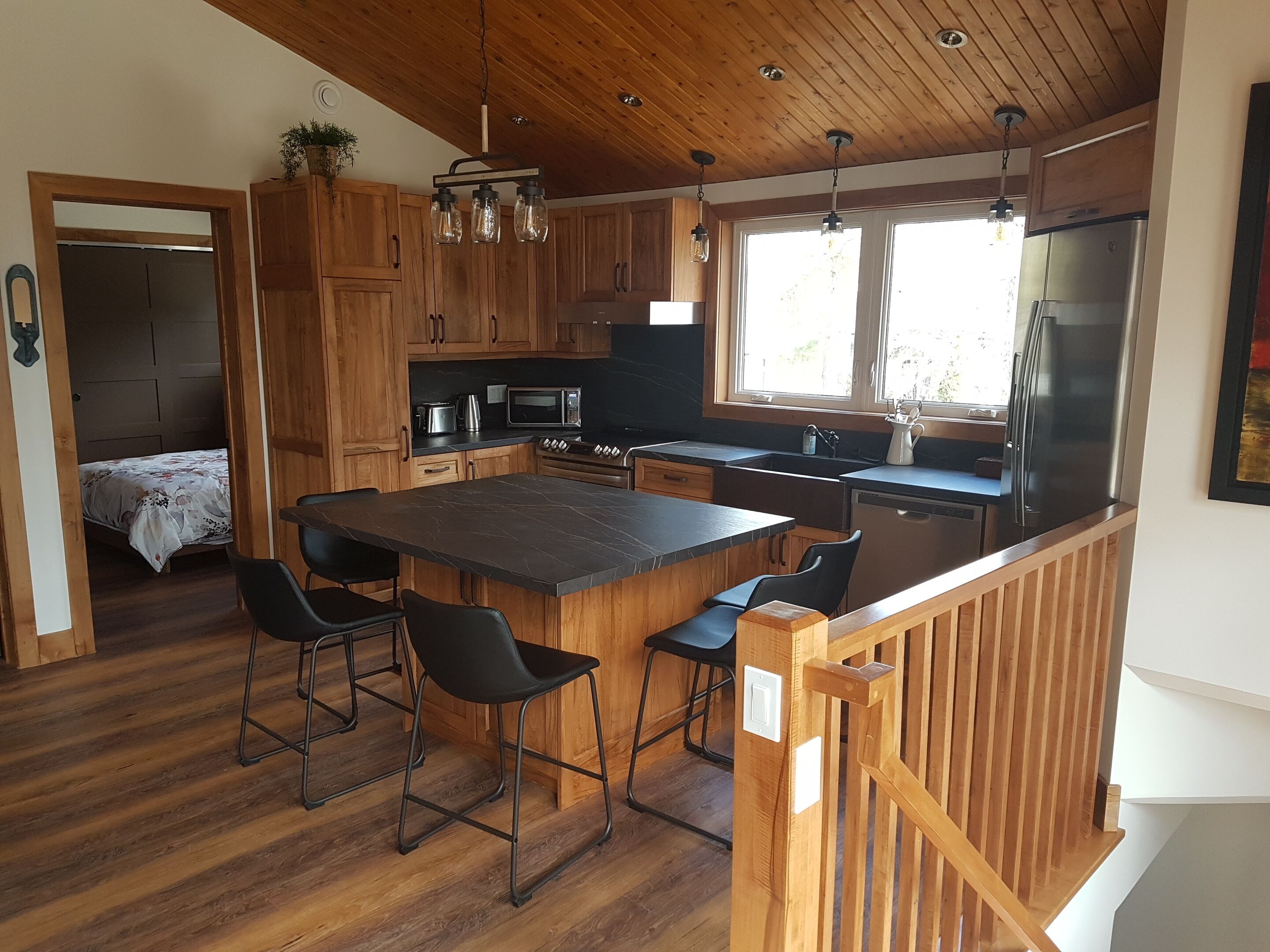 Luxury rustic chalet near Lake Simcoe, perfect for family and friends getaways