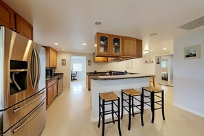 R éfrigérateur, four à micro-ondes, un four, surface de cuisson