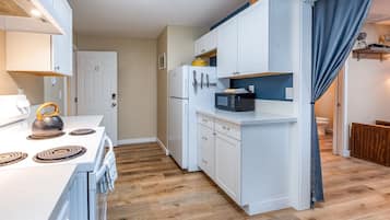 Jääkaappi, mikroaaltouuni, uuni, liesi