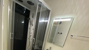 تجهيزات دش، مناشف، ورق حمّام