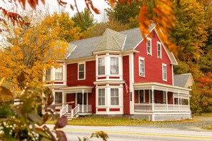 Exterior - Raspberry Inn · Classic Riverfront Home-Mins to Woodstock & Skiing (Bridgewater)