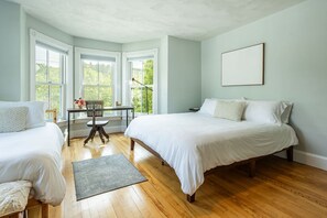 5 bedrooms, desk, iron/ironing board, WiFi - Raspberry Inn · Classic Riverfront Home-Mins to Woodstock & Skiing (Bridgewater)